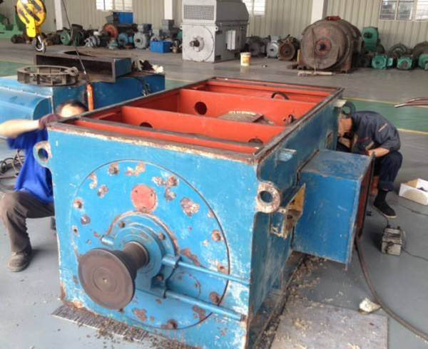 一臺在西瑪電機(jī)售后服務(wù)中心等待維修的三相異步電動(dòng)機(jī)