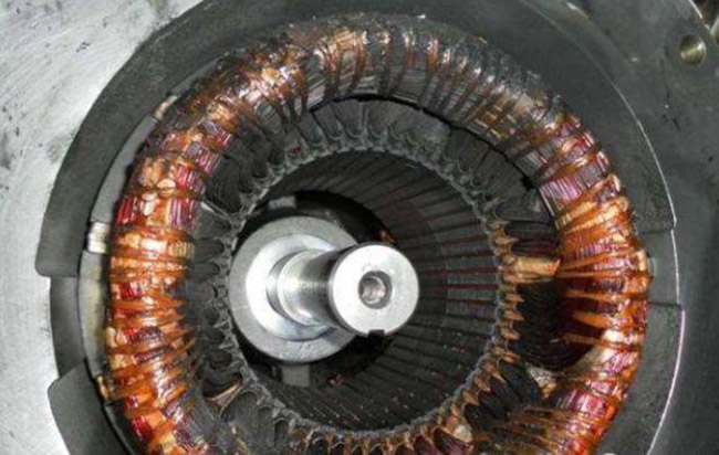 圖為西瑪電機(jī)售后拆開的冒煙電機(jī)內(nèi)部照片 圖為西瑪電機(jī)售后拆開的冒煙電機(jī)內(nèi)部照片