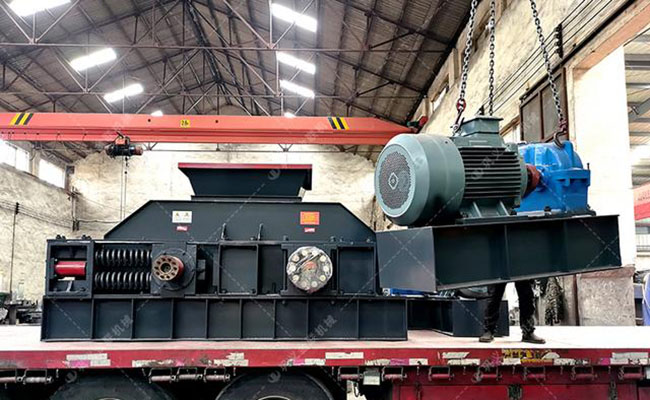 圖為配套西瑪電機(jī)的全自動(dòng)對輥破碎機(jī)發(fā)貨照片